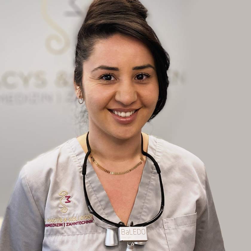 Zahnärztin Ceylan Cakar Oezdemir, Zahnarztpraxis Dr. Macys und Kollegen Maikammer. 